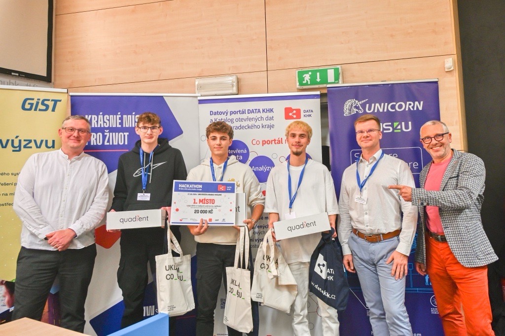 Prize-giving at the 2024 Hradec Králové Region hackathon — the winning team with a 20,000 CZK cheque